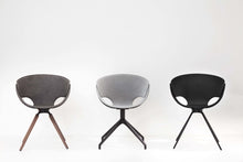 Laden Sie das Bild in den Galerie-Viewer, Tonon Armehnstuhl Fl@t, Wie der Name schon sagt, der Armehnstuhl Flat von Tonon besteht aus einer flachen Schale, die kunstvoll zusammengefügt ist.
Verschiedene Gestelle runden das Design ab. vom schlichten Vierfußgestell über Drehvarianten bis hin zum Holzfuß in verschiedenen Holzarten ist vieles möglich.
Den Bezug Velvy gibt es in verschiedenen Farbstellungen. Gerne senden wir Ihnen eine Farbübersicht zu.
