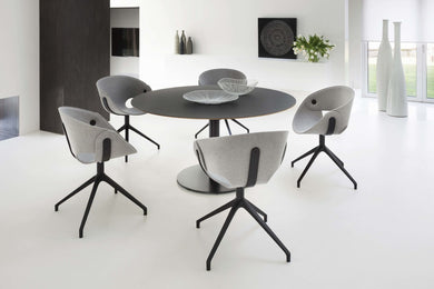 Tonon Armehnstuhl Fl@t




Wie der Name schon sagt, der Armehnstuhl Flat von Tonon besteht aus einer flachen Schale, die kunstvoll zusammengefügt ist.
Verschiedene Gestelle runden das Design ab. vom schlichten Vierfußgestell über Drehvarianten bis hin zum Holzfuß in verschiedenen Holzarten ist vieles möglich.

Den Bezug Velvy gibt es in verschiedenen Farbstellungen. Gerne senden wir Ihnen eine Farbübersicht zu.