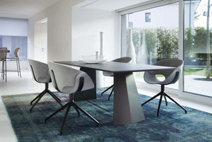Tonon Armehnstuhl Fl@t, Wie der Name schon sagt, der Armehnstuhl Flat von Tonon besteht aus einer flachen Schale, die kunstvoll zusammengefügt ist.
Verschiedene Gestelle runden das Design ab. vom schlichten Vierfußgestell über Drehvarianten bis hin zum Holzfuß in verschiedenen Holzarten ist vieles möglich.
Den Bezug Velvy gibt es in verschiedenen Farbstellungen. Gerne senden wir Ihnen eine Farbübersicht zu.
