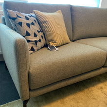 Laden Sie das Bild in den Galerie-Viewer, Violetta Sitzkomfort kubisches Sofa Terni, 176 oder 206 cm, Leder oder Stoff
