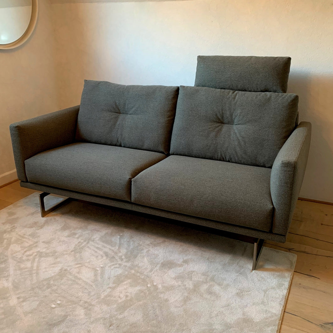 Sofa MELLOW Ausstellungsstück in Ocean Steingrau – sofort verfügbar bei Designmoebelkaufen.de