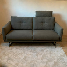 Laden Sie das Bild in den Galerie-Viewer, Designsofa MELLOW mit Flachstahl-Kufenfuß gebürstet – modernes Ausstellungsstück zum Sonderpreis
