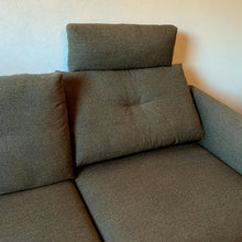 Laden Sie das Bild in den Galerie-Viewer, Rückenverstellung und klappbare Nackenstützen – Sofa MELLOW Weibel Weibel Ausstellungsstück bei Möbel Zeppenfeld
