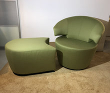 Laden Sie das Bild in den Galerie-Viewer, Designsessel drehbar mit Hocker Modell Trick Stoff grün, von Werhter, die Möbelmanufaktur - Möbelhaus H. Zeppenfeld GmbH
