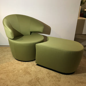 Designsessel drehbar mit Hocker Modell Trick Stoff grün, von Werhter, die Möbelmanufaktur - Möbelhaus H. Zeppenfeld GmbH