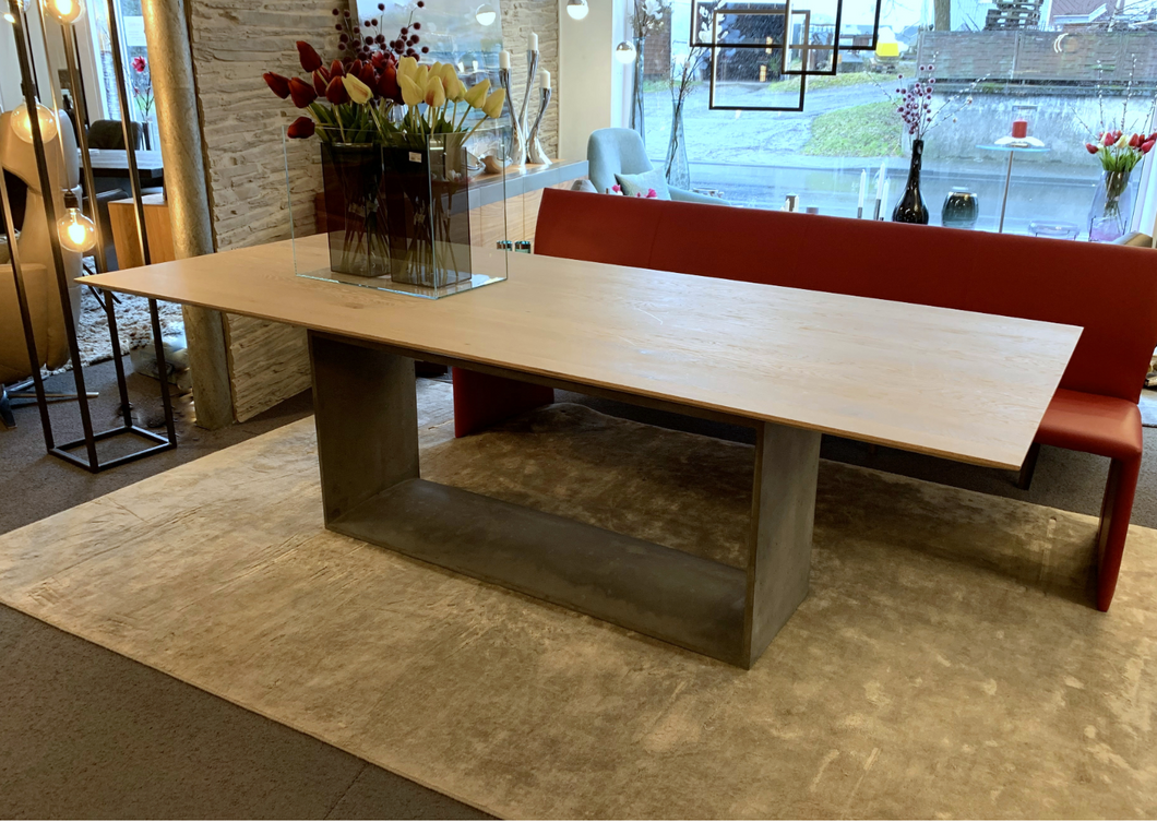 Asco Frame Esstisch – Frontansicht 220×100 cm, Eiche massiv weiß geölt, Schweizer Kante