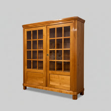 Laden Sie das Bild in den Galerie-Viewer, Camargue Vorratsschrank – mundgeblasene, einzeln verleistete Scheiben, Freisteller Perspektive
