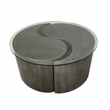 Laden Sie das Bild in den Galerie-Viewer, Detail Couchtisch Tao – Rohstahlkante und Glasauflage, industrielle Optik
