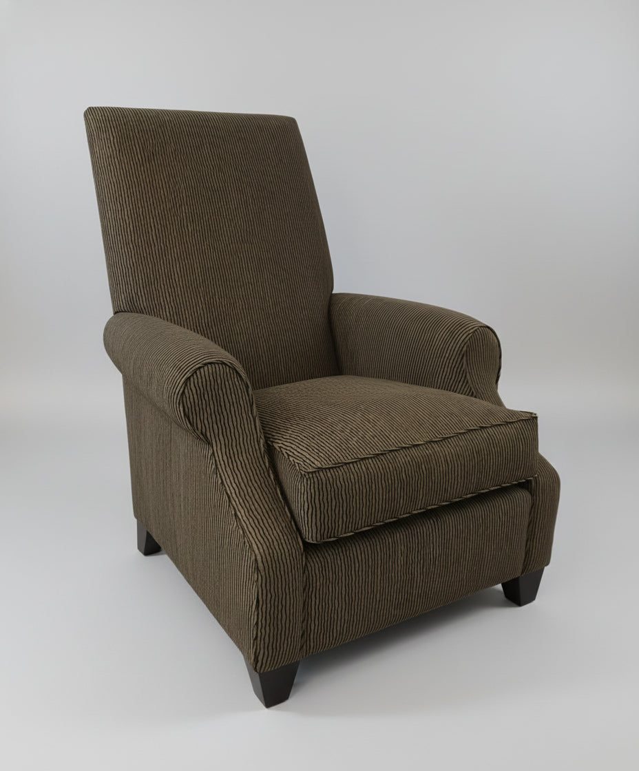 Designsessel „Kensington“ als Ausstellungsstück im Wohnambiente – Frontansicht