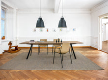 Laden Sie das Bild in den Galerie-Viewer, Barra Esstisch von Girsberger – modernes Esszimmer mit Stühlen in beige
