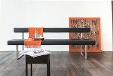 Laden Sie das Bild in den Galerie-Viewer, Girsberger Permesso Sitzbank in schwarzem Leder mit Rückenlehne – Frontansicht im Ambiente
