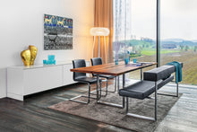 Laden Sie das Bild in den Galerie-Viewer, Permesso Sitzbank von Girsberger in schwarzem Leder am Massivholztisch
