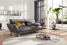 Laden Sie das Bild in den Galerie-Viewer, IP Design Clou im Wohnambiente – Sofa mit verstellbaren Armlehnen und Metallkufen
