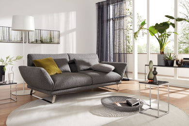 IP Design Clou im Wohnambiente – Sofa mit verstellbaren Armlehnen und Metallkufen