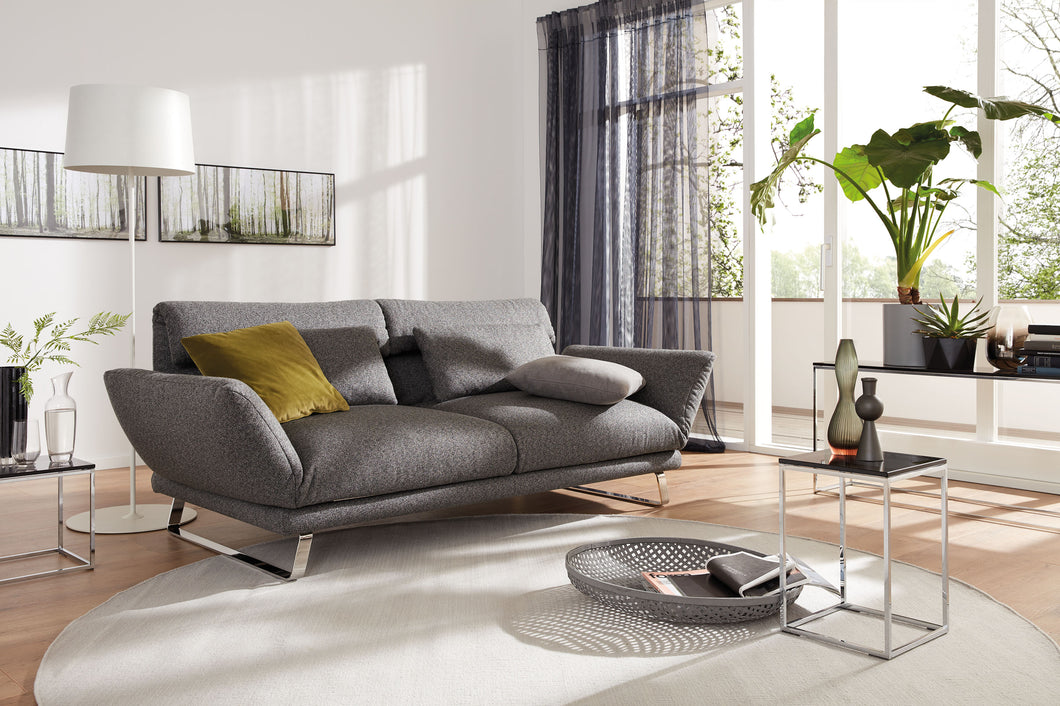 IP Design Clou im Wohnambiente – Sofa mit verstellbaren Armlehnen und Metallkufen