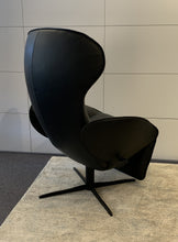 Laden Sie das Bild in den Galerie-Viewer, Rückansicht des JORI Relaxsessels Daydreamer JR-7450 – elegantes Design mit schwarzem Lederbezug und ergonomischer Formgebung.
