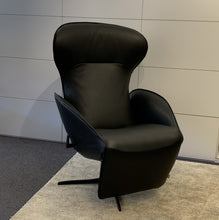 Laden Sie das Bild in den Galerie-Viewer, JORI Relaxsessel Daydreamer JR-7450 Monomove – luxuriöser Relaxsessel aus schwarzem Leder mit ergonomischem Design und patentierter Mono-Move-Mechanik

