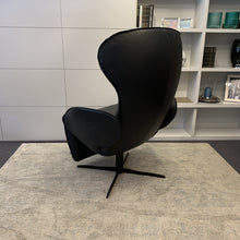 Laden Sie das Bild in den Galerie-Viewer, Rückansicht des JORI Relaxsessels Daydreamer JR-7450 – elegantes Design mit schwarzem Lederbezug und ergonomischer Formgebung.
