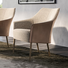 Laden Sie das Bild in den Galerie-Viewer, JORI Fuga JR-9980 Beistellsessel, Seitenansicht im Wohnraum, elegantes schwarz lackiertes Gestell
