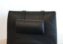 Laden Sie das Bild in den Galerie-Viewer, Nackenkissen schmal 26cm für Jori Relaxsessel ellipsenförmig, cavila black, Nackenrolle, Gegengewischt Lederummantelt
