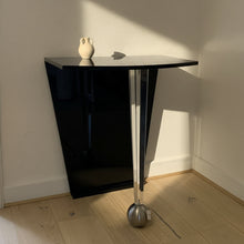 Laden Sie das Bild in den Galerie-Viewer, Konsole Saphir – Frontansicht, 60×70×50 cm, Platte Acryl Schwarz, Fuß Acryl klar
