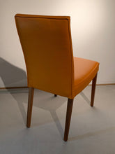 Laden Sie das Bild in den Galerie-Viewer, Lavida Diverso – Detail 4-Fuß-Gestell in Nussbaum massiv Rückenansicht
