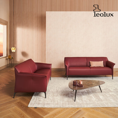 Leolux Mayon Sofa und Sessel in Senso Leder bordeauxrot mit Aluminiumfuessen im modernen Wohnzimmer