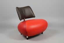 Laden Sie das Bild in den Galerie-Viewer, Designsessel Leolux Pallone Paradise in Rot – Seitenansicht mit poliertem Aluminiumgestell
