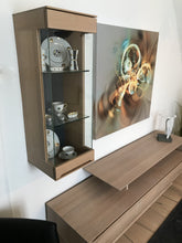 Laden Sie das Bild in den Galerie-Viewer, Hängevitrine der Wohnwand Verona – Stauraum und Vitrinenfach
