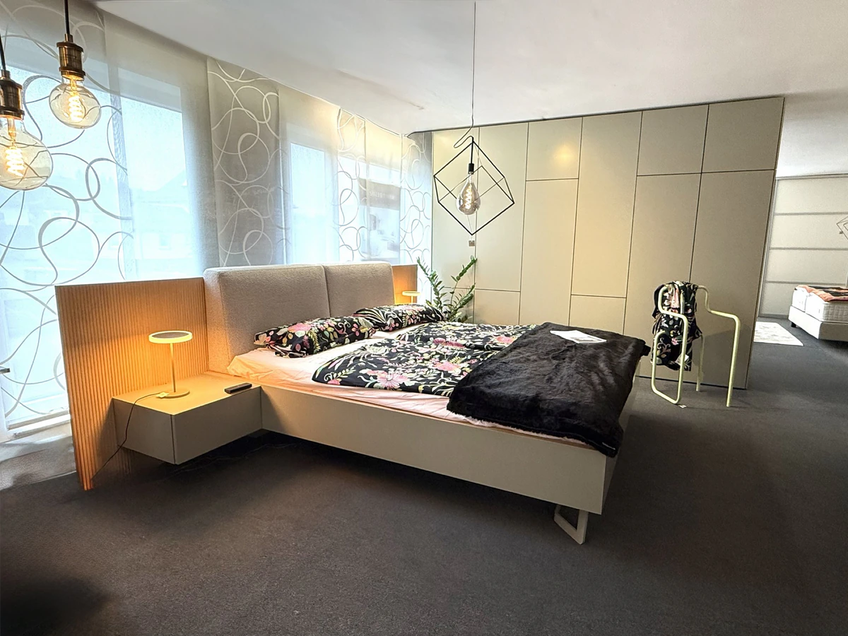 Schlafzimmer mit Bett und Schrank in der Ausstellung von Möbel Zeppenfeld in Olpe